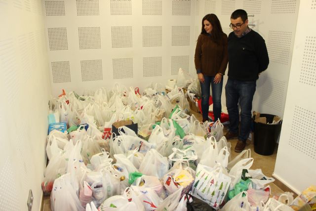 Éxito de participación y de recogida de alimentos en el partido de fútbol solidario. - 1, Foto 1