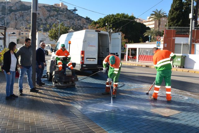 Comienza un operativo de limpieza para retirar los chicles de las aceras - 1, Foto 1