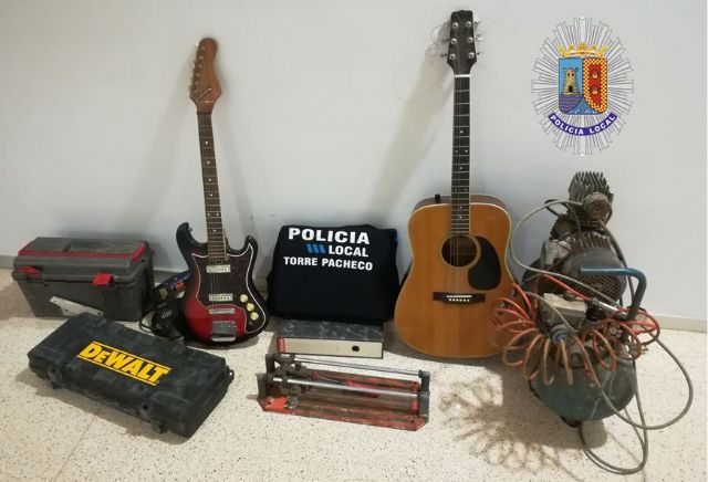 Detenidos tres individuos que fueron sorprendidos cuando transportaban los objetos robados en el interior de una vivienda - 1, Foto 1