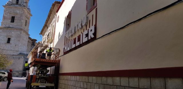 El Ayuntamiento renueva la pintura de la fachada y el recibidor del teatro Thuillier - 1, Foto 1