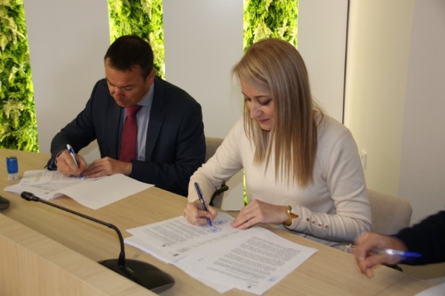 El Ayuntamiento formaliza el nuevo servicio de limpieza de edificios e instalaciones municipales, Foto 1