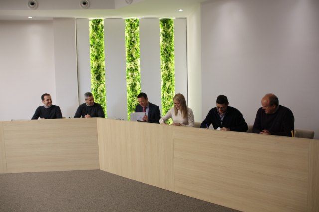 El Ayuntamiento formaliza el nuevo servicio de limpieza de edificios e instalaciones municipales, Foto 2