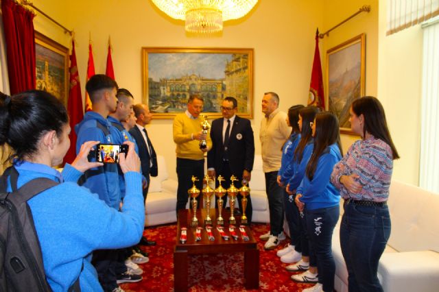 El alcalde de Lorca recibe a la expedición local de karatecas premiados en el Campeonato Europeo WKB celebrado en Polonia - 1, Foto 1