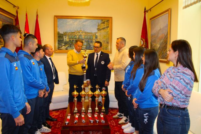 El alcalde de Lorca recibe a la expedición local de karatecas premiados en el Campeonato Europeo WKB celebrado en Polonia - 2, Foto 2