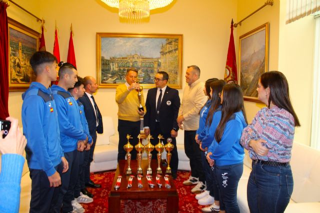 El alcalde de Lorca recibe a la expedición local de karatecas premiados en el Campeonato Europeo WKB celebrado en Polonia - 3, Foto 3