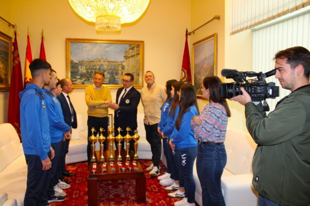 El alcalde de Lorca recibe a la expedición local de karatecas premiados en el Campeonato Europeo WKB celebrado en Polonia - 4, Foto 4