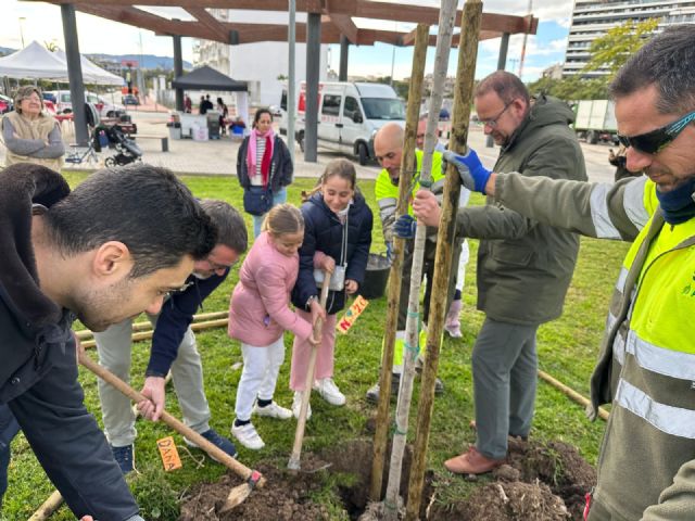 El Plan Foresta y la Junta Municipal de Churra organizan una gran plantación vecinal en la pedanía para crear un nuevo bosque urbano y mitigar las emisiones de CO2 - 2, Foto 2