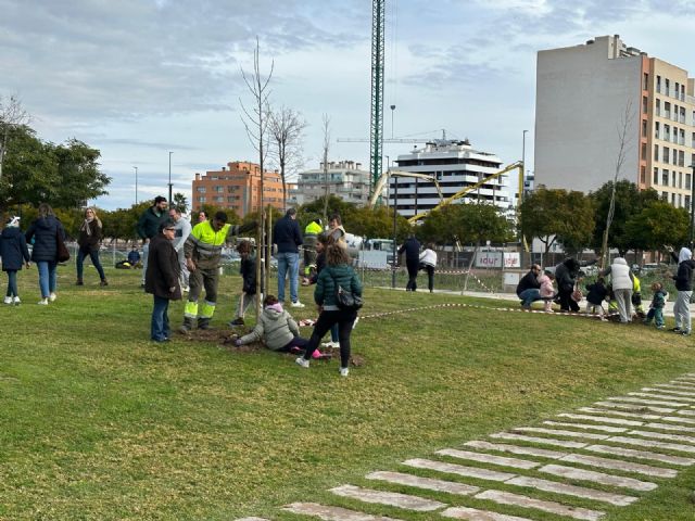 El Plan Foresta y la Junta Municipal de Churra organizan una gran plantación vecinal en la pedanía para crear un nuevo bosque urbano y mitigar las emisiones de CO2 - 5, Foto 5