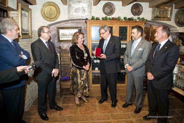 Paqui Bueno ya luce las medallas de las cuatro Cofradías - 2, Foto 2