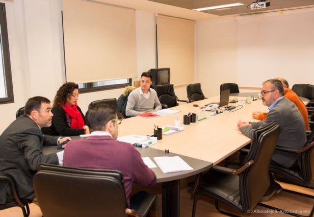 López recibe a los representantes de la asociación de vecinos del Portús - 1, Foto 1
