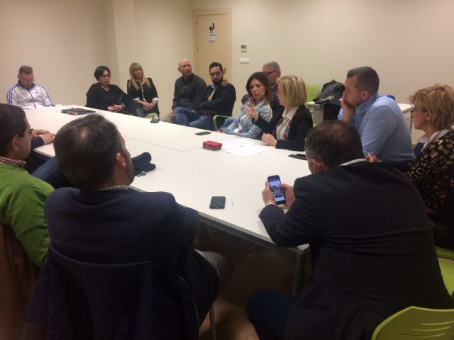 El Ayuntamiento de Lorca repasa con la Asociación de Vecinos Rabaleros los más de 67,5 millones de euros destinados en diez años a inversiones en el Barrio - 1, Foto 1