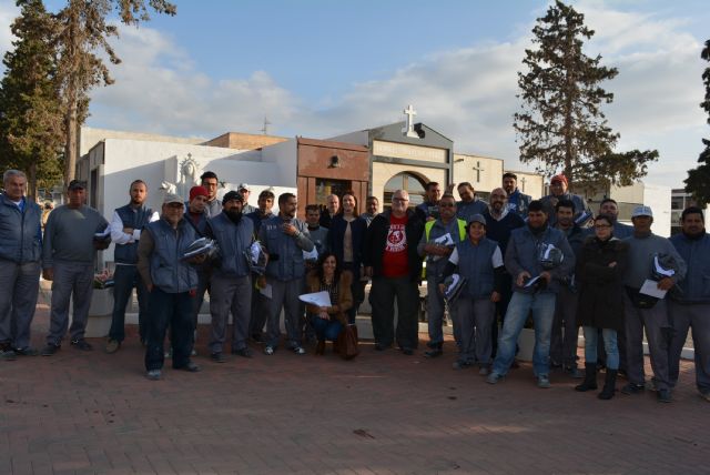 La alcaldesa y el edil de Desarrollo Local supervisan las obras de rehabilitación del cementerio municipal - 2, Foto 2