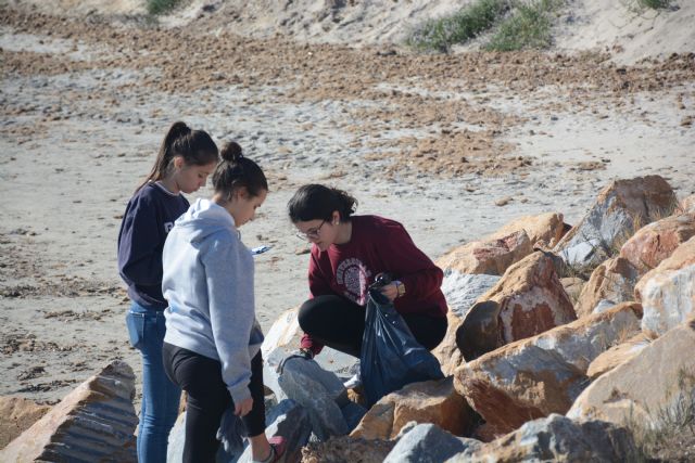 Estudiantes de San Javier analizan con la UPCT la basura marina enla playa de La Llana - 1, Foto 1