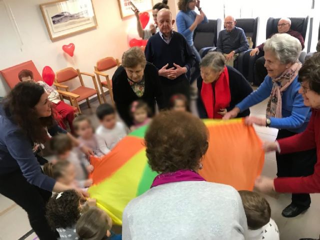 Los usuarios del Centro de Día comparten una jornada intergeneracional con niños de la guardería municipal - 2, Foto 2