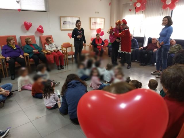 Los usuarios del Centro de Día comparten una jornada intergeneracional con niños de la guardería municipal - 3, Foto 3