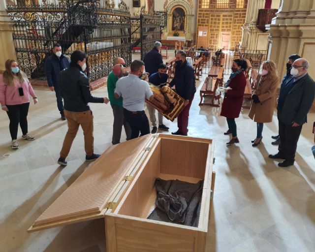 El Ayuntamiento de Lorca informa del inicio de las labores de restauración de la talla de San Clemente con su traslado hasta el Centro de Restauración Regional - 1, Foto 1