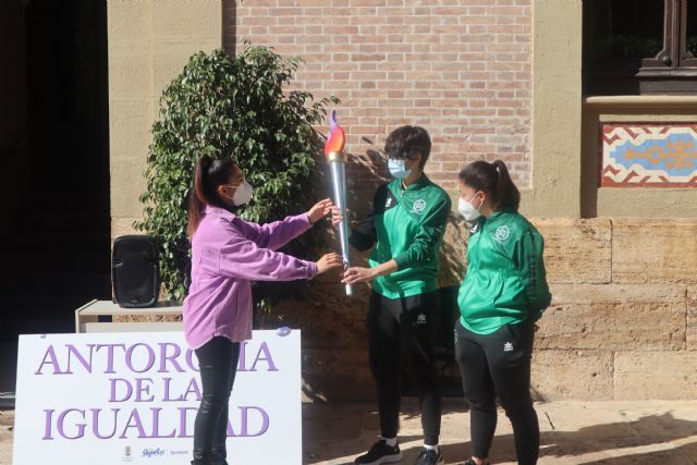 La antorcha de la igualdad inicia su recorrido por los centros educativos de la localidad - 1, Foto 1