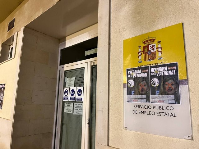 Carteles contra Yolanda Diaz en la oficina de empleo de Murcia - 1, Foto 1