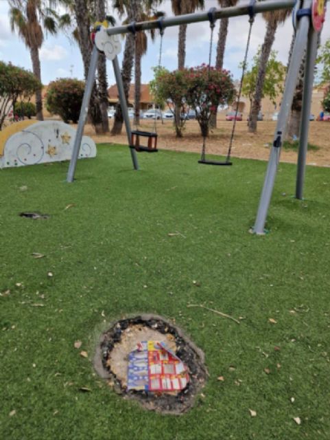 Pedro Contreras Arroyo ha abandonado los parques infantiles del municipio que se encuentran en una situación lamentable - 2, Foto 2