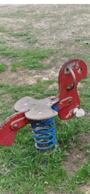 Pedro Contreras Arroyo ha abandonado los parques infantiles del municipio que se encuentran en una situación lamentable - 5, Foto 5