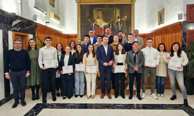 El Ayuntamiento de Caravaca entrega los Premios de Educación a los estudiantes con mejores expedientes de centros del municipio - 1, Foto 1