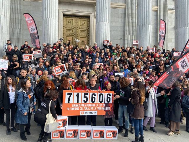 María Marín participa en la entrega en el Congreso de más de 650.000 firmas de la ILP contra la tauromaquia - 1, Foto 1