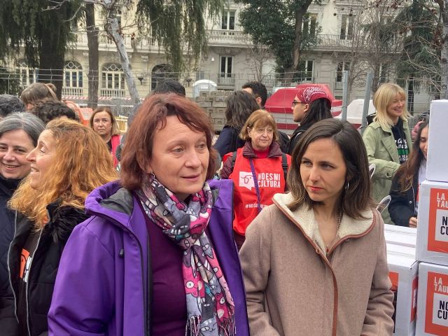 María Marín participa en la entrega en el Congreso de más de 650.000 firmas de la ILP contra la tauromaquia - 2, Foto 2