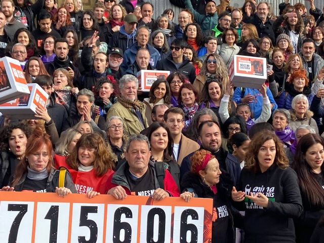 María Marín participa en la entrega en el Congreso de más de 650.000 firmas de la ILP contra la tauromaquia - 3, Foto 3