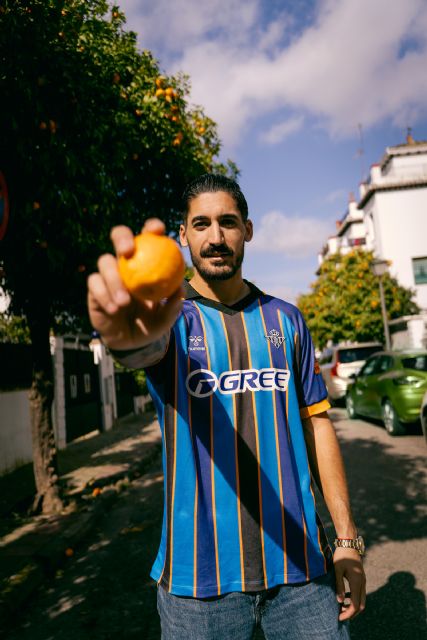 El real betis balompié presenta la primera camiseta fabricada con naranjas para poner en valor el patrimonio natural urbano - 3, Foto 3