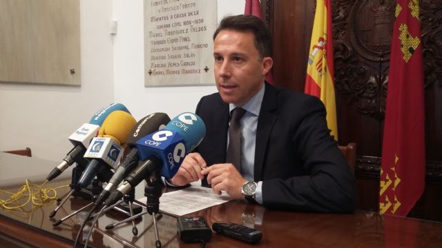 Limusa instala 3 toneladas de goma especial para proteger el paso de las caballerías participantes en los desfiles de Semana Santa - 1, Foto 1