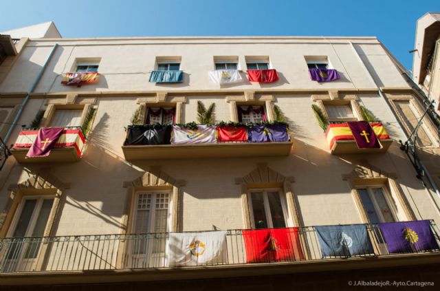 Los balcones cartageneros se engalanan desde hoy con motivo de la Semana Santa - 1, Foto 1
