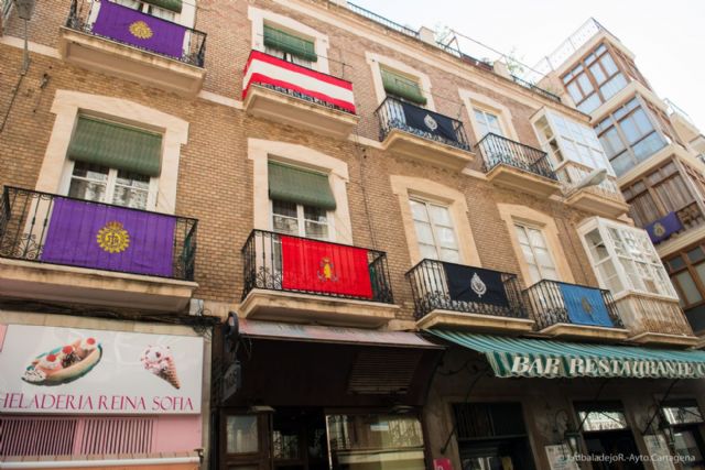 Los balcones cartageneros se engalanan desde hoy con motivo de la Semana Santa - 4, Foto 4