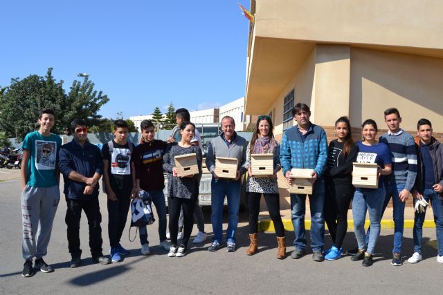 La edil de Medio Ambiente participa en la colocación de nidos para vencejos en el IES Europa - 1, Foto 1