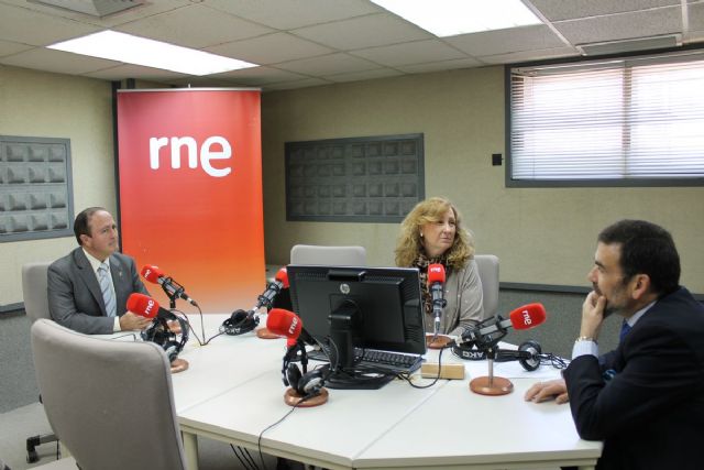 El alcalde y presidente de la Junta de Cofradías promocionan la Semana Santa cartagenera en RNE - 1, Foto 1