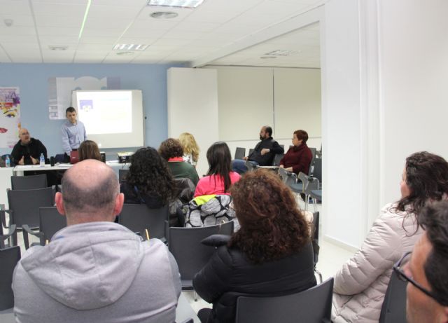 Profesionales del cuerpo de la Guardia Civil imparten una charla sobre Ciberbullying en Puerto Lumbreras - 1, Foto 1