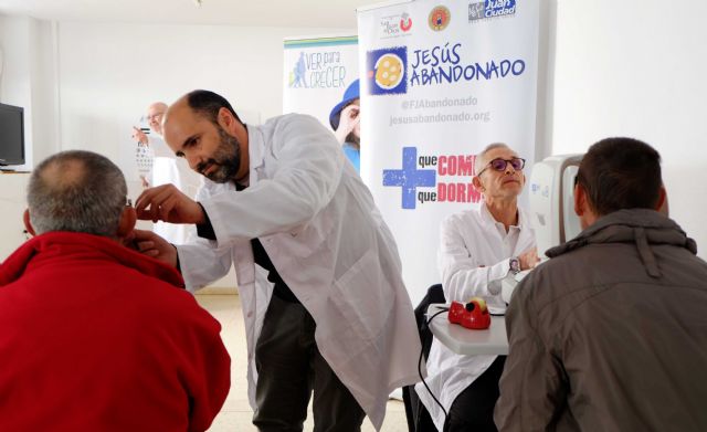 Ópticos voluntarios de la iniciativa 'Ver para Crecer' revisan la vista a casi un centenar de personas en la Fundación Jesús Abandonado de Murcia - 1, Foto 1