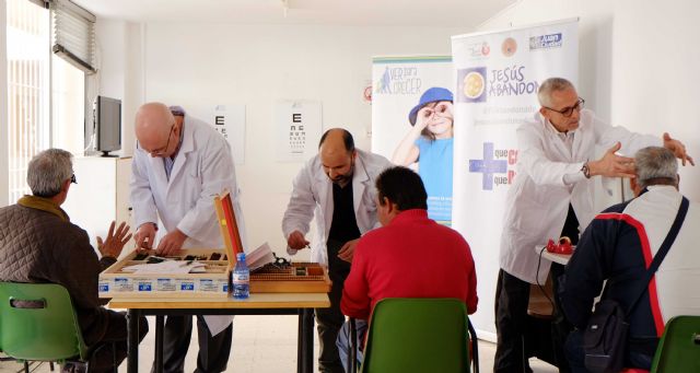 Ópticos voluntarios de la iniciativa 'Ver para Crecer' revisan la vista a casi un centenar de personas en la Fundación Jesús Abandonado de Murcia - 2, Foto 2