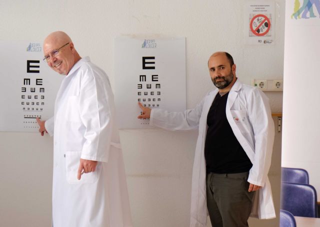 Ópticos voluntarios de la iniciativa 'Ver para Crecer' revisan la vista a casi un centenar de personas en la Fundación Jesús Abandonado de Murcia - 3, Foto 3