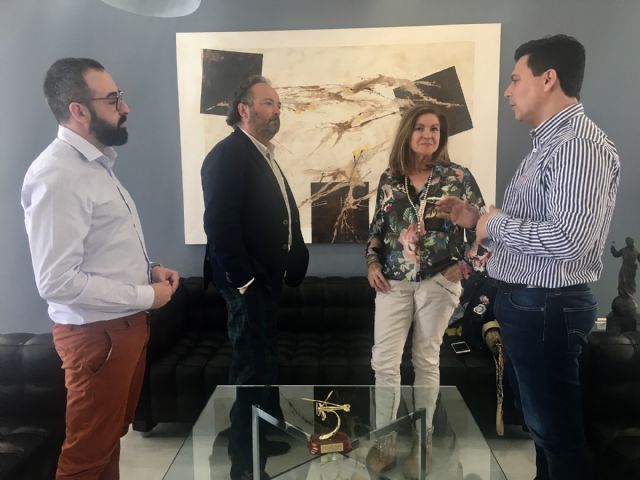 El alcalde recibe a  Muher, autores del cartel del 48 Festival de Teatro, Música y  Danza - 1, Foto 1