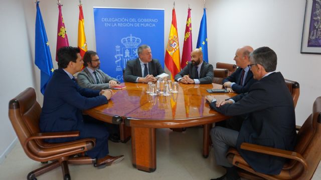El alcalde abordó con el presidente de Aena, Jaime García Legaz el futuro de  los puestos de trabajo de Aena y empresas auxiliares que operan en San Javier - 1, Foto 1