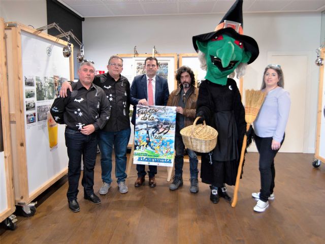 Presentado el cartel de las Fiestas 2019 de la Federación de Peñas Festeras en la fábrica de Estrella de Levante - 5, Foto 5