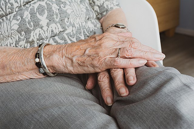 ¿Cómo pueden combatir el confinamiento las personas mayores que viven solas? - 1, Foto 1