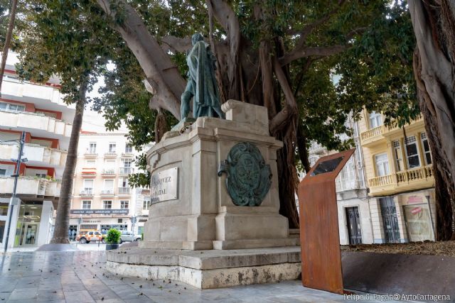 El Ayuntamiento homenajea a Isidoro Máiquez colocando un tótem biográfico con código QR junto a su estatua - 1, Foto 1