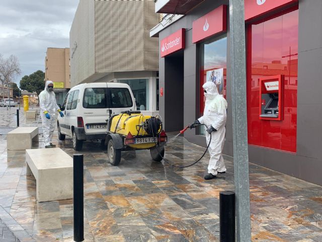 Seis equipos con 12 operarios fumigarán a partir de mañana las zonas cercanas a establecimientos abiertos en todo el municipio de San Javier - 1, Foto 1