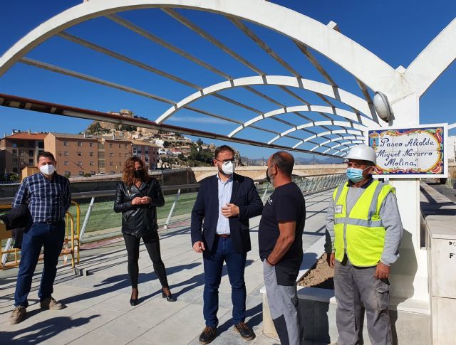 El Ayuntamiento de Lorca continúa con los trabajos de acondicionamiento y mejora de la Pasarela Alcalde Miguel Navarro - 1, Foto 1