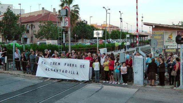 El PCE en  la Región de Murcia muestra su insatisfacción ante el paso del tren por el Barrio de Las Tejeras de Alcantarilla - 1, Foto 1