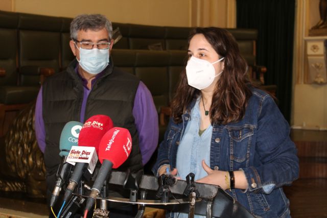 El Archivo Municipal sigue el protocolo del Servicio de Restauración de la CARM para eliminar microorganismos que pudieran dañar algún documento - 1, Foto 1