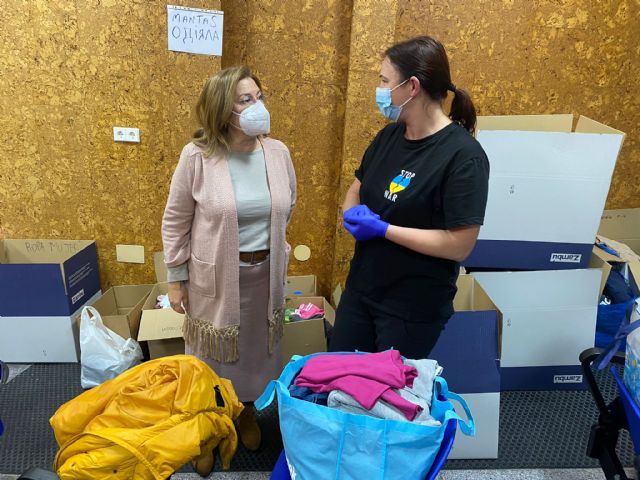 Los pinatarenses muestran su solidaridad con el pueblo ucraniano con la donación de productos de primera necesidad - 2, Foto 2