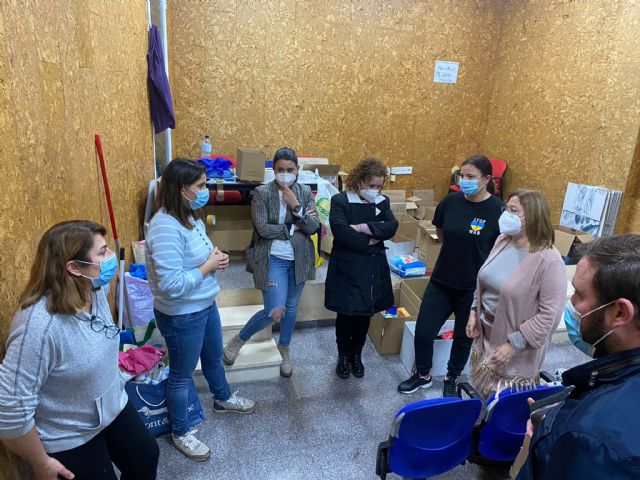 Los pinatarenses muestran su solidaridad con el pueblo ucraniano con la donación de productos de primera necesidad - 3, Foto 3