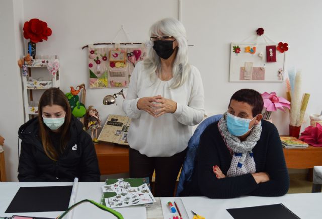 Un taller de iniciación al scraps concluye las actividades para conmemorar el 8 de marzo - 1, Foto 1
